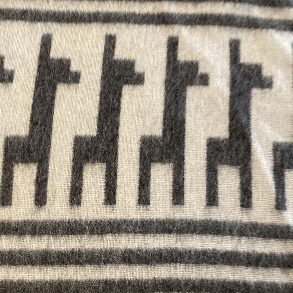 Alpaca Threadz blanket - Picture 3 of 6